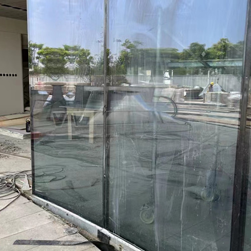 上海浦东滴水湖超大玻璃电焊烫伤修复